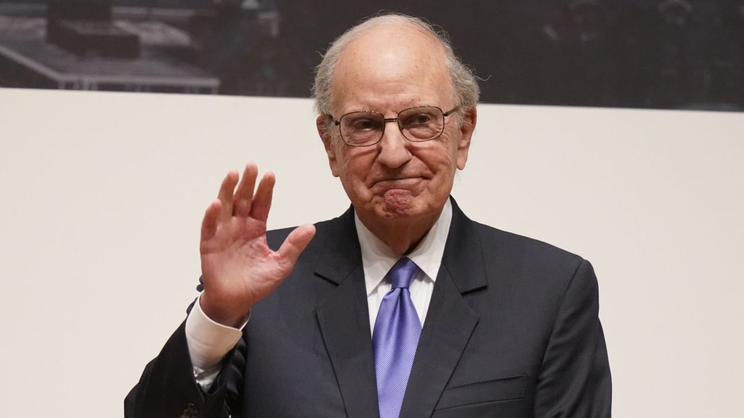 A photograph of George Mitchell at Queen's University Belfast.